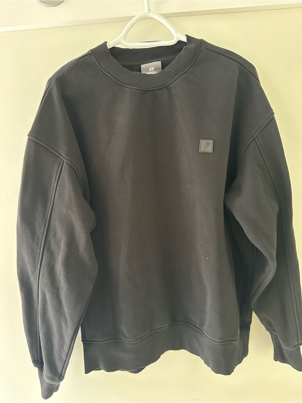 H&M Men's Black Crewneck Pullover Sweatshirt
